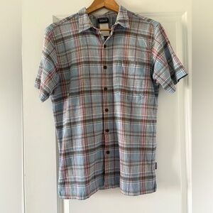 Patagonia Light Blue and Red Plaid Short-Sleeve Button-Down Shirt seersucker M